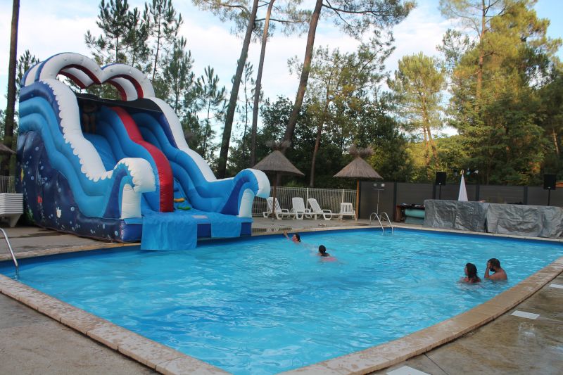 Toboggan dans la piscine chauffée